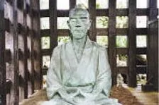 牢の中で端座する西郷隆盛像
